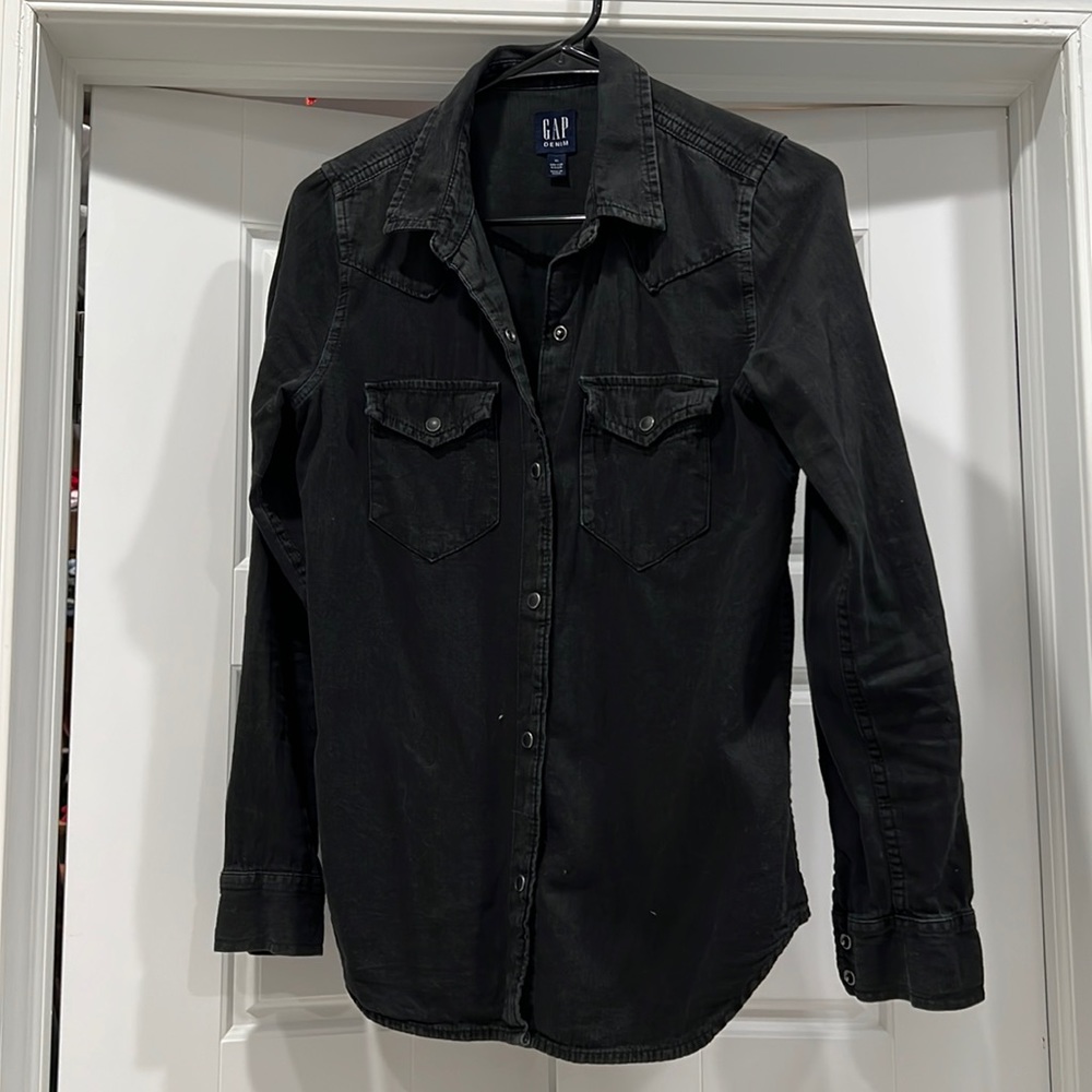 Gap Denim western button down in black. Like new.